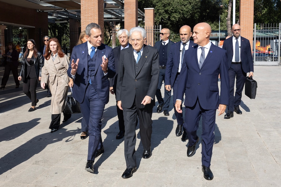 Il presidente della Repubblica, Sergio Mattarella, con i vertici di Snam, il presidente Alessandro Zehentner e l’ad Agostino Scornajenchi in occasione della cerimonia dell'85° anniversario del gruppo (foto di Francesco Ammendola - Ufficio per la Stampa e la Comunicazione della Presidenza della Repubblica)
