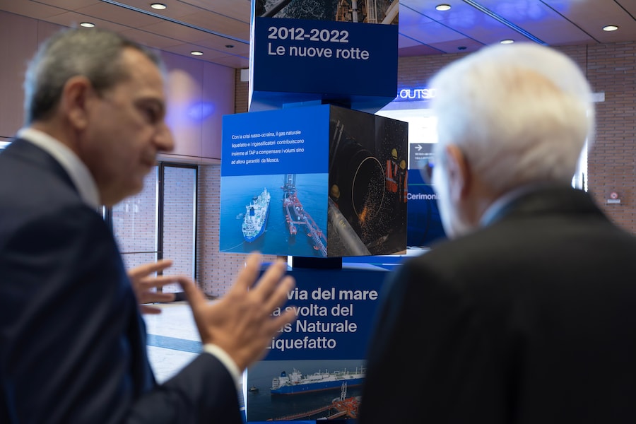 Il presidente della Repubblica, Sergio Mattarella, nel foyer dell’Auditorium Parco della Musica di Roma insieme all’ad di Snam, Agostino Scornajenchi, in occasione della cerimonia dell'85° anniversario del gruppo (foto di Francesco Ammendola - Ufficio per la Stampa e la Comunicazione della Presidenza della Repubblica)