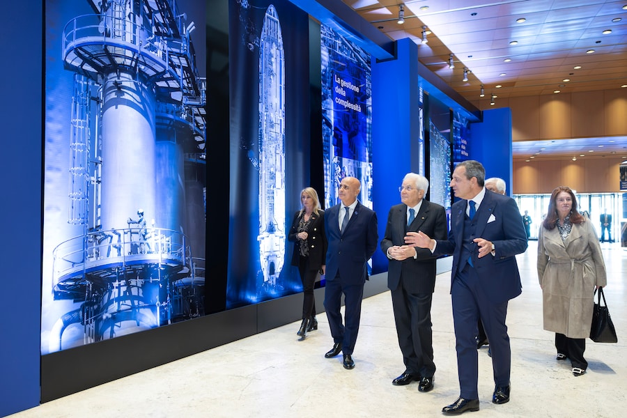 Il presidente della Repubblica Sergio Mattarella, con Alessandro Zehentner, presidente di Snam, e Agostino Scornajenchi, amministratore delegato di Snam, in occasione della cerimonia dell'85° anniversario di costituzione di Snam (foto di Francesco Ammendola - Ufficio per la Stampa e la Comunicazione della Presidenza della Repubblica)