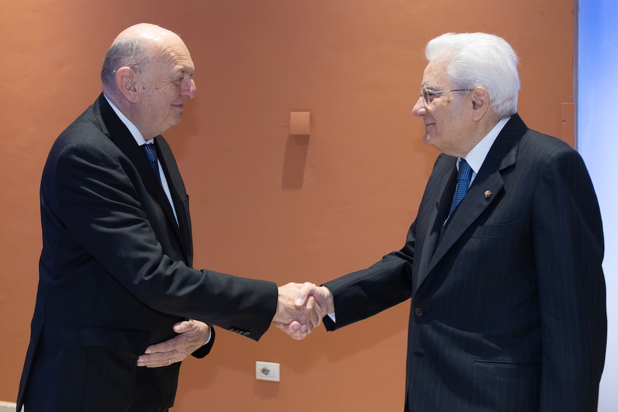 Il presidente della Repubblica, Sergio Mattarella, saluta Gilberto Pichetto Fratin, ministro dell’Ambiente e della Sicurezza Energetica in occasione della cerimonia dell'85° anniversario di costituzione di Snam (foto di Francesco Ammendola - Ufficio per la Stampa e la Comunicazione della Presidenza della Repubblica)