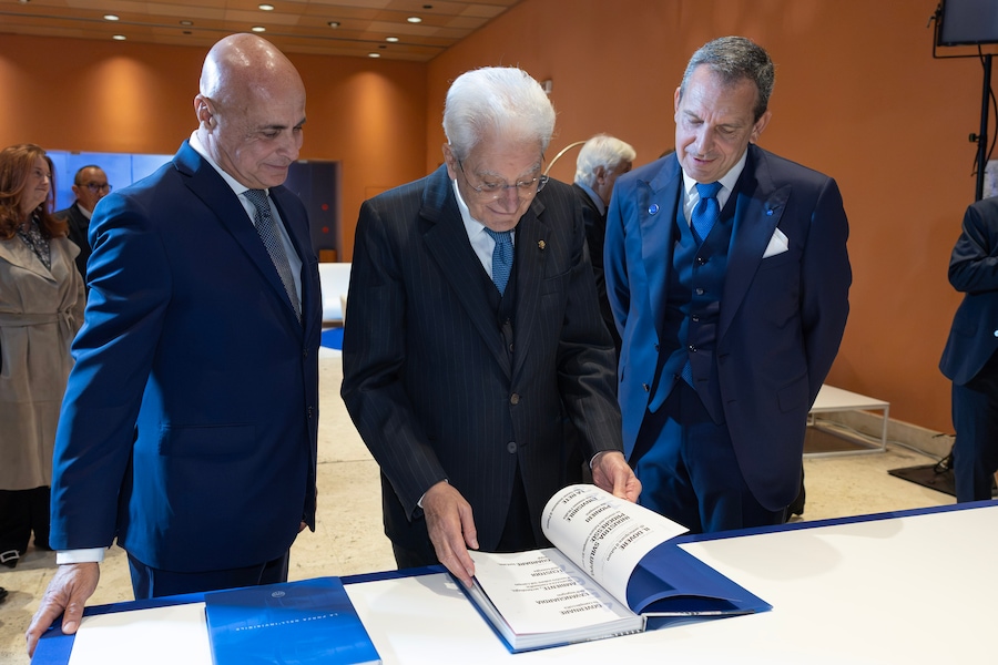 Il presidente della Repubblica, Sergio Mattarella, sfoglia il libro che celebra gli 85 anni del gruppo. Alla sua sinistra, Alessandro Zehentner, presidente di Snam. Sulla destra, l’ad Agostino Scornajenchi (foto di Francesco Ammendola - Ufficio per la Stampa e la Comunicazione della Presidenza della Repubblica)