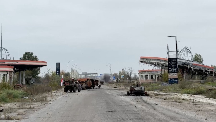 Il fumo si alza in seguito a un'esplosione avvenuta durante un'operazione di sminamento condotta dall'esercito russo nella città ucraina di Oleshky, sotto il controllo russo, in questo screenshot tratto da un video diffuso il 29 ottobre 2026 dal Ministero della Difesa russo. (via REUTERS)