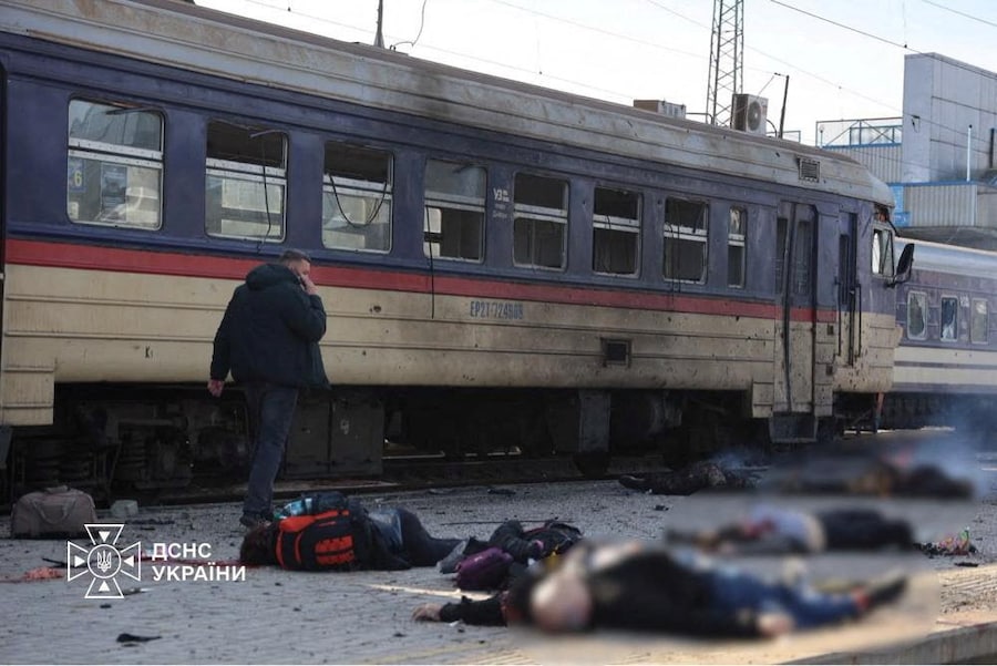 Un uomo cammina accanto ai corpi delle persone uccise in una stazione ferroviaria da un attacco russo con droni a Dnipro, Ucraina, il 29 ottobre 2026. (via REUTERS)