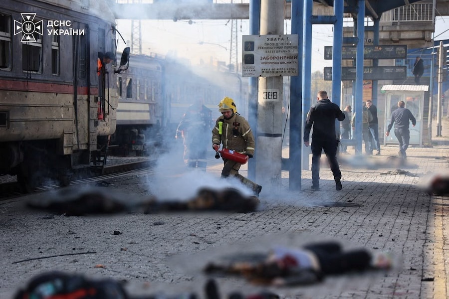 Il personale di emergenza interviene in una stazione ferroviaria colpita da un attacco russo a Dnipro, Ucraina, il 29 ottobre 2026. (via REUTERS)