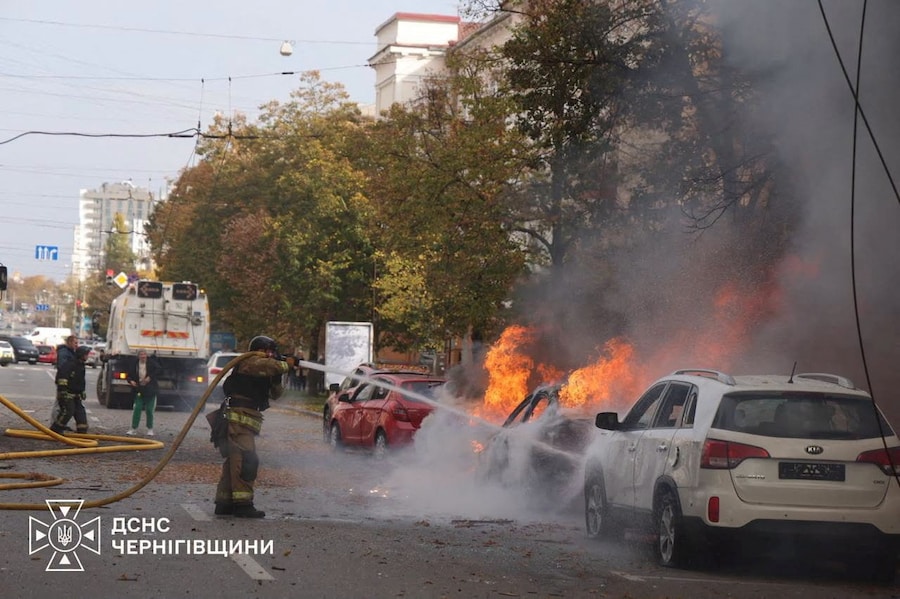 I vigili del fuoco spengono le auto incendiate a seguito di un attacco russo a Chernihiv, Ucraina, il 29 ottobre 2026. (via REUTERS)