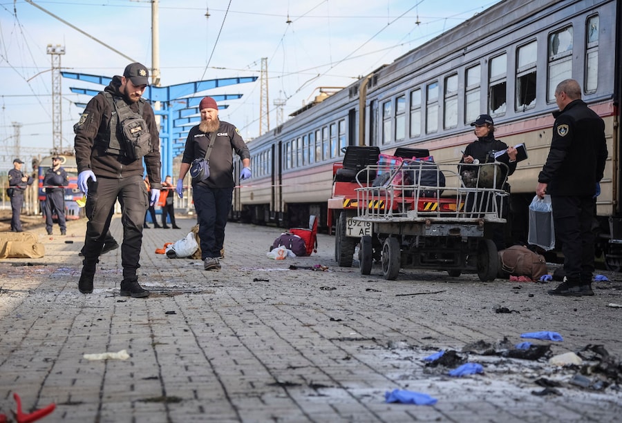 Agenti di polizia al lavoro in una stazione ferroviaria colpita da un attacco russo a Dnipro, Ucraina, il 29 ottobre 2026. (REUTERS)