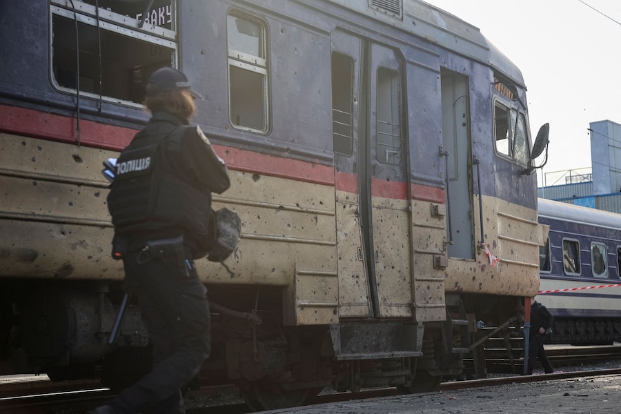 Un agente di polizia al lavoro in una stazione ferroviaria colpita da un attacco russo con droni- (REUTERS)