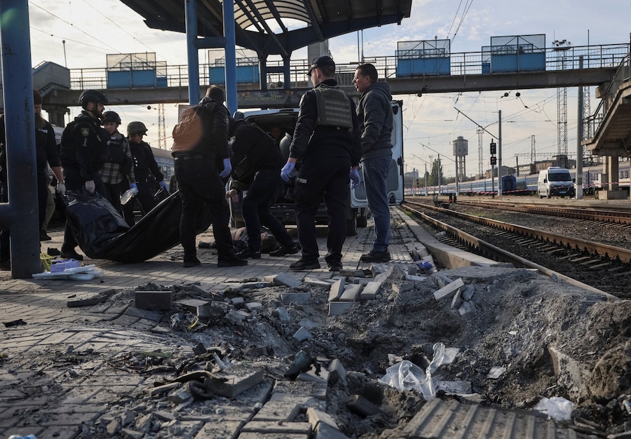 Agenti di polizia trasportano il corpo di una vittima in una stazione ferroviaria colpita da un attacco a Dnipro, Ucraina, il 29 ottobre (REUTERS)