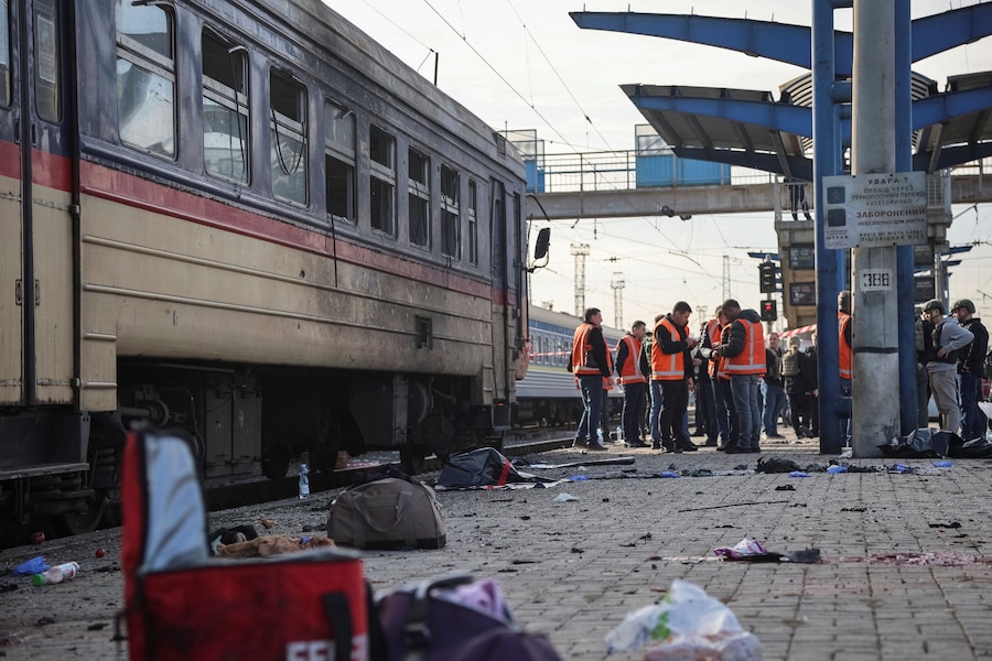 Il 29 ottobre 2026, a Dnipro, in Ucraina, il personale di emergenza interviene in una stazione ferroviaria colpita da un attacco russo di droni. (REUTERS)