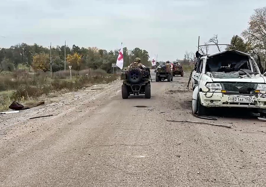 Un fotogramma tratto da un video senza data diffuso dall’Ufficio Stampa del Ministero della Difesa russo il 29 ottobre 2026 mostra militari delle unità del genio militare del gruppo russo “Dnepr" impegnati in operazioni di ricognizione e sgombero delle strade di accesso che conducono alla città di Oleshky, nella regione di Kherson, nell’Ucraina meridionale, controllata dalla Russia. Nella zona è in vigore un cessate il fuoco localizzato dalle ore 04:00 (ora di Mosca) del 27 ottobre alle ore 22:59 (ora di Mosca) del 1° novembre, al fine di agevolare una missione umanitaria, mediata dalla First Lady degli Stati Uniti Melania Trump, volta a fornire aiuti alimentari e medici essenziali e a consentire l’evacuazione volontaria dei civili. (EPA)