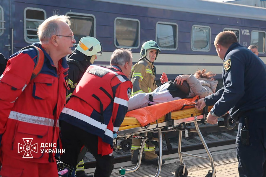 I soccorritori evacuano un civile ferito dopo un attacco con droni russi contro una banchina ferroviaria a Dnipro, in Ucraina, giovedì 29 ottobre 2026. (APN)