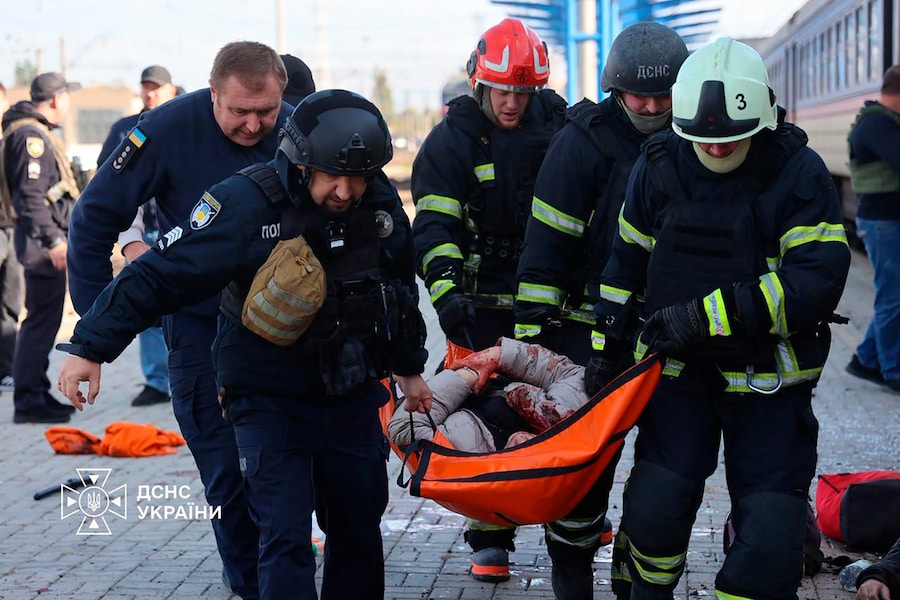 Soccorritori evacuano un civile ferito dopo un attacco russo contro una banchina ferroviaria a Dnipro, in Ucraina, giovedì 29 ottobre 2026. (APN)