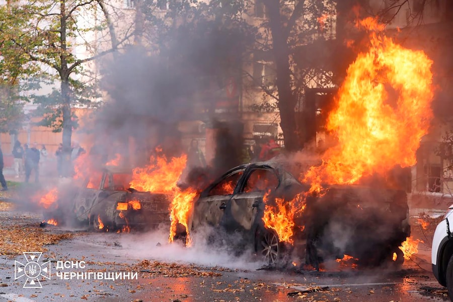 Alcune auto in fiamme a seguito di un attacco aereo russo a Chernyhiv, in Ucraina. (APN)