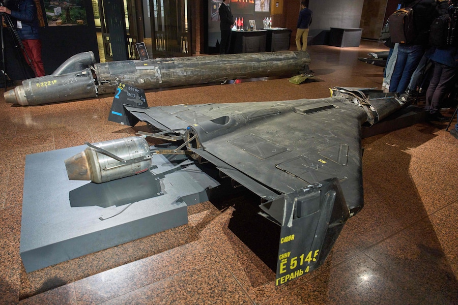 Giovedì 29 ottobre 2026, a Kiev, in Ucraina, alcuni giornalisti si trovano accanto a un drone russo Geran-4 inesploso durante un’esposizione dei droni russi utilizzati contro l’Ucraina. (APN)
