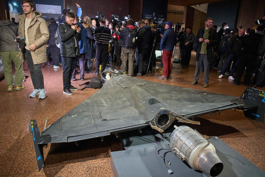 Giovedì 29 ottobre 2026, a Kiev, in Ucraina, alcuni giornalisti si trovano accanto a un drone russo Geran-4 inesploso durante un’esposizione dei droni russi utilizzati contro l’Ucraina. (APN)