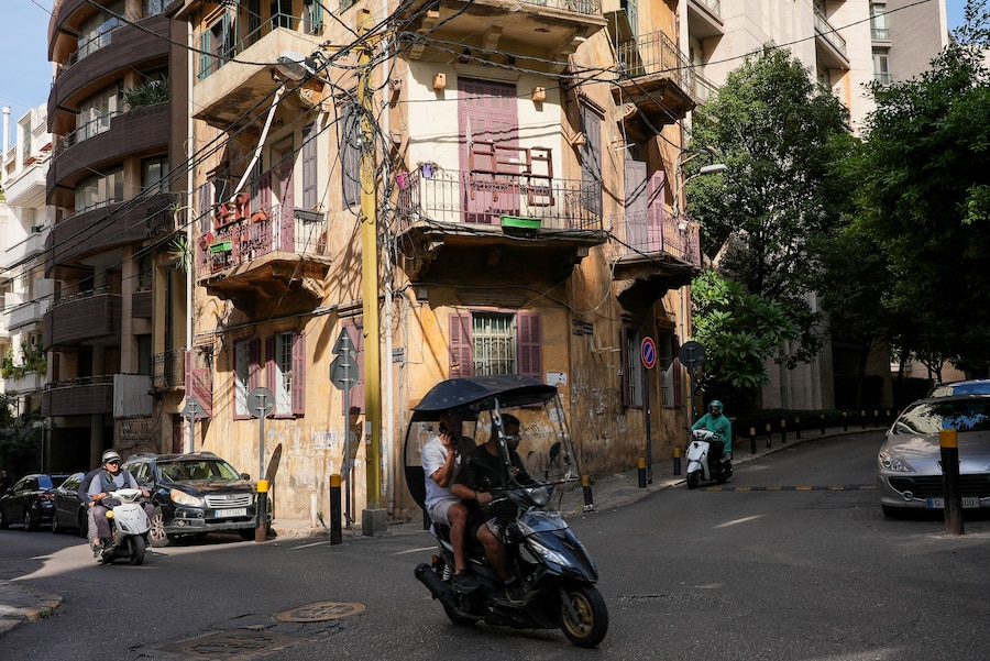 Motociclisti in giro per le strade di Beirut, in Libano. (REUTERS/Raghed Waked)