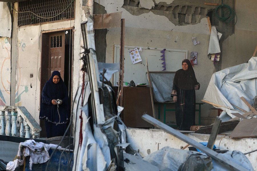 Alcune donne palestinesi ispezionano il luogo in cui sorgeva una casa colpita da un attacco aereo israeliano, a Gaza City. (REUTERS/Dawoud Abu Alkas)