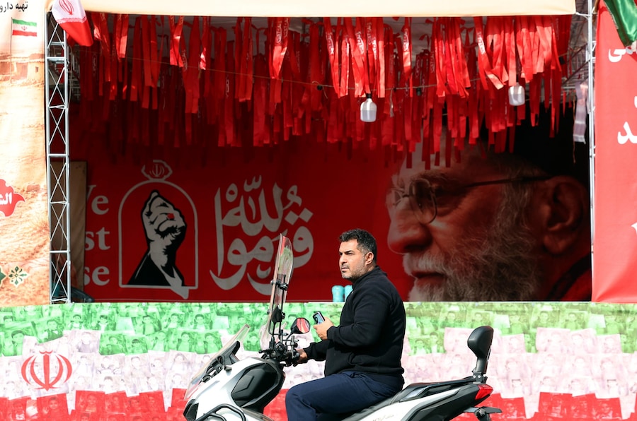Un uomo iraniano passa in moto davanti a un ritratto del defunto leader supremo iraniano, l’Ayatollah Ali Khamenei, in una strada di Teheran, in Iran, il 31 ottobre 2026. (EPA/Abedin Taherkenareh)