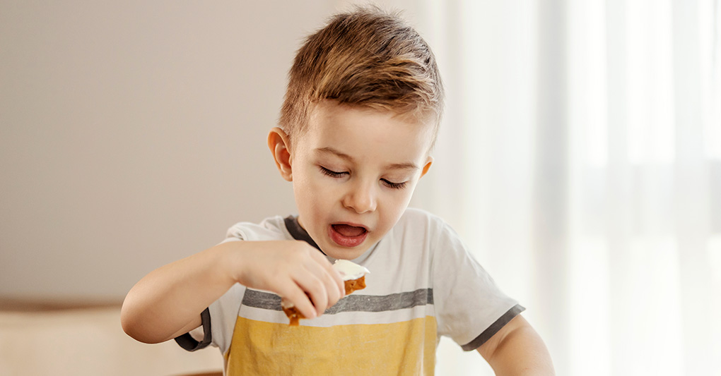 Come comportarsi se i bambini mangiano in modo diverso? La parola all’esperto