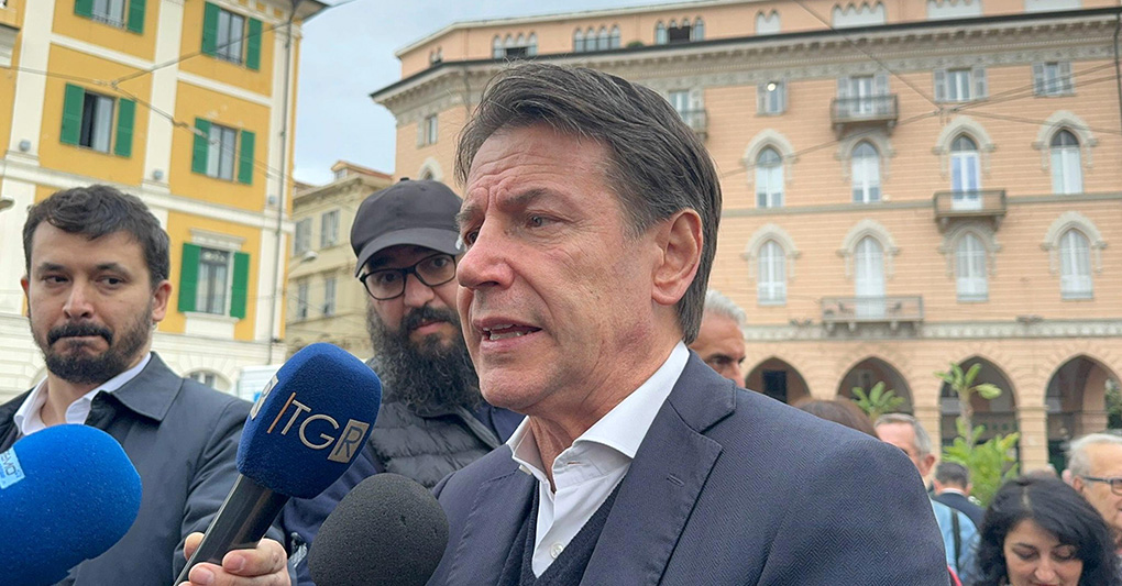 Conte licenzia Grillo