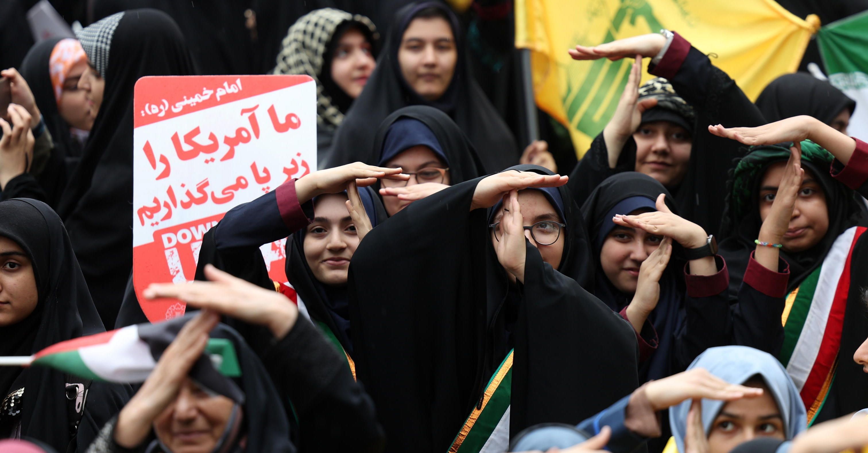 Iran, si spoglia per protesta contro il velo, studentessa arrestata