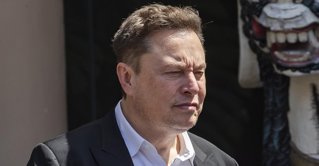 Musk a gamba tesa sui migranti