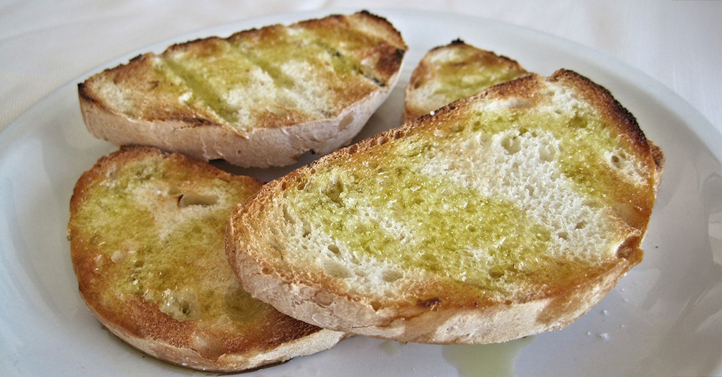 Pane e olio ai bambini delle famiglie che non pagano la mensa