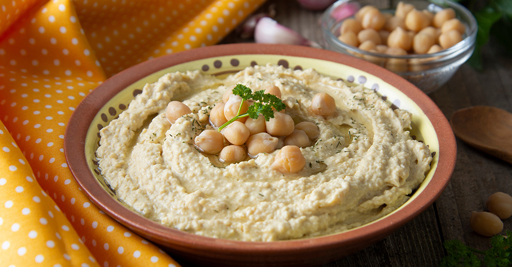 Cucinare senza cucinare: hummus creativi e legumi che nutrono
