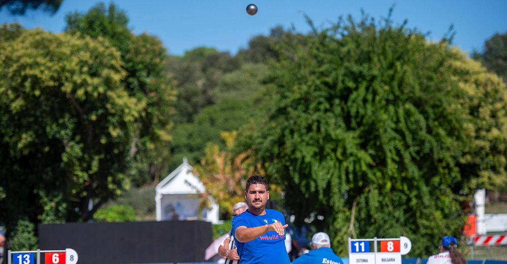 A piedi uniti nel cerchio: la petanque
