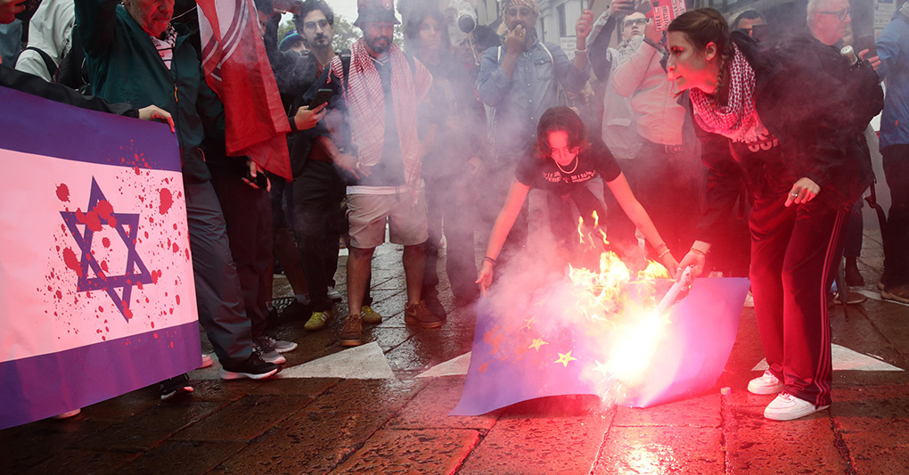 A Milano il maltempo non ferma i manifestanti per Gaza