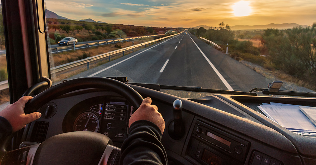 Patenti Ue, anche i diciassettenni potranno guidare i camion - Furgoni, tra mercato e incentivi