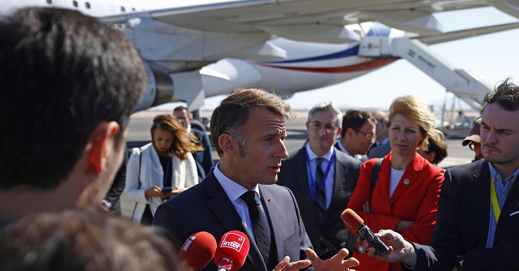 Macron vola in Egitto e lascia il caos in Francia. Trump vola in Israele e lascia il caos in Usa