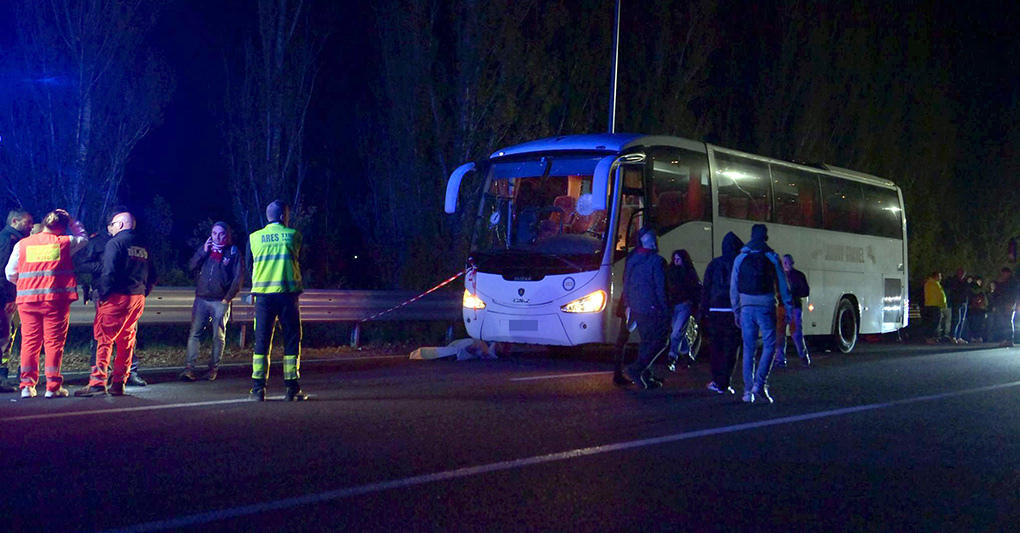 La sassaiola sul pullman dei tifosi del Pistoia basket La sassaiola sul pullman dei tifosi del Pistoia basket