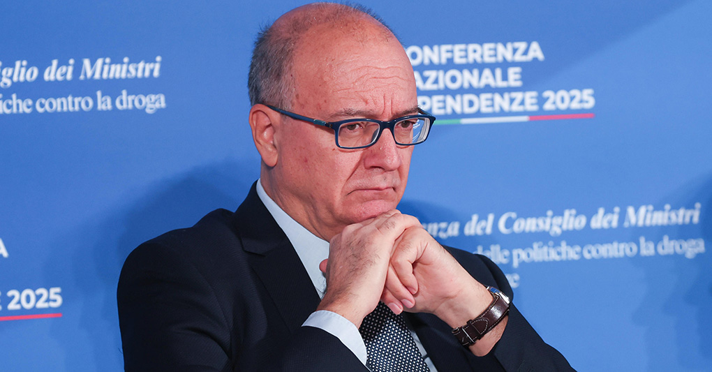 Valditara e opposizione, scontro sui femminicidi - Manager pubblici: tetto agli stipendi... con eccezioni