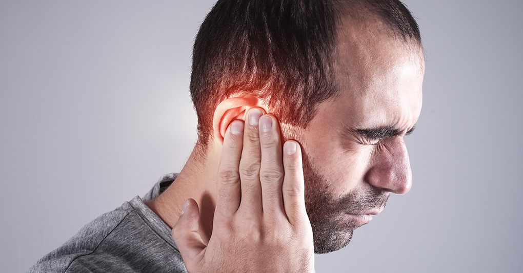 Quel dolore all'orecchio che non ti fa dormire: come evitarlo