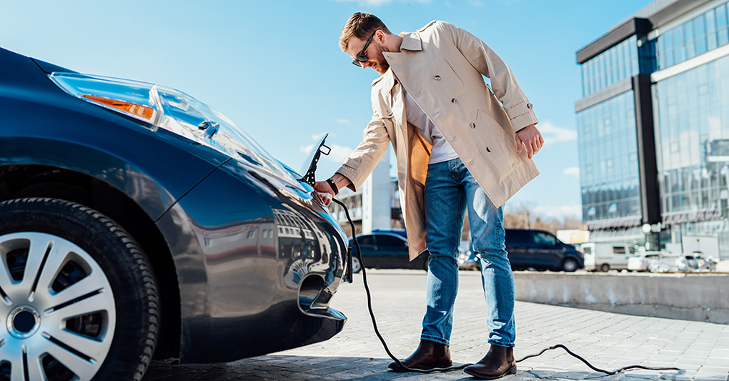 Auto elettrica: il divario tra immaginario e pratica quotidiana