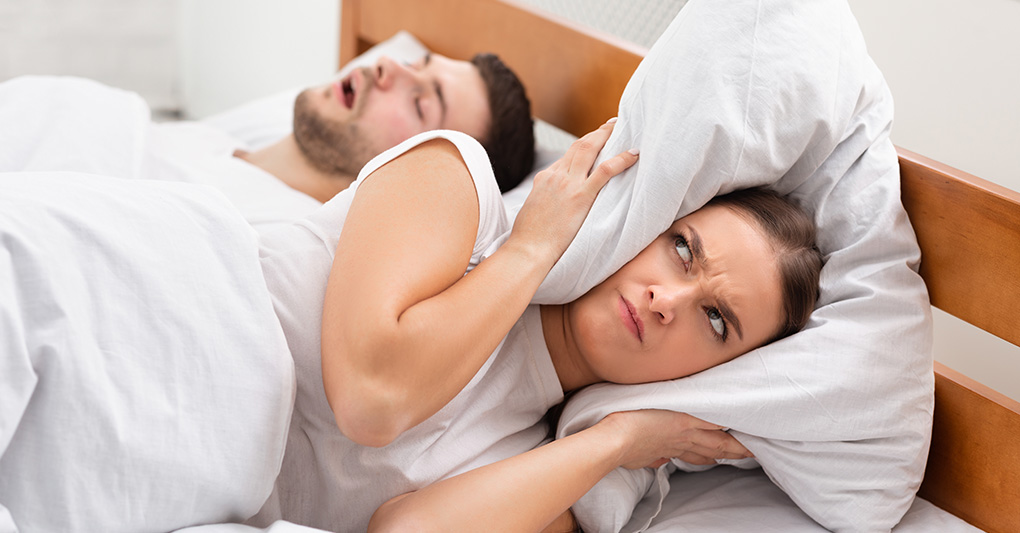 Russamento e apnee notturne: i segnali da non sottovalutare e le soluzioni per dormire meglio Russamento e apnee notturne: i segnali da non sottovalutare e le soluzioni per dormire meglio