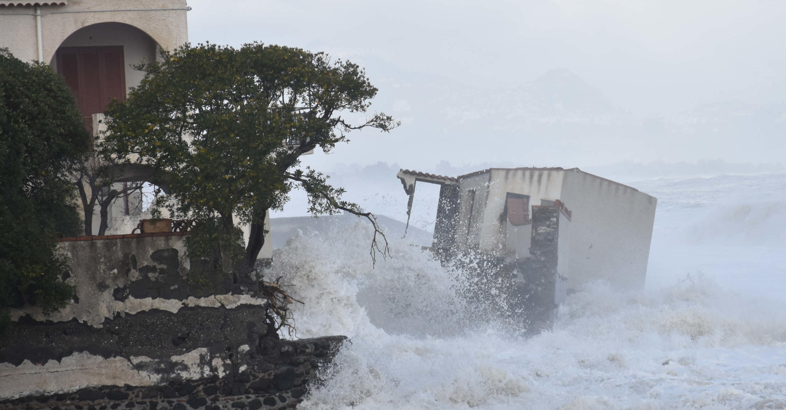 Ciclone Harry, onda record di 16 metri