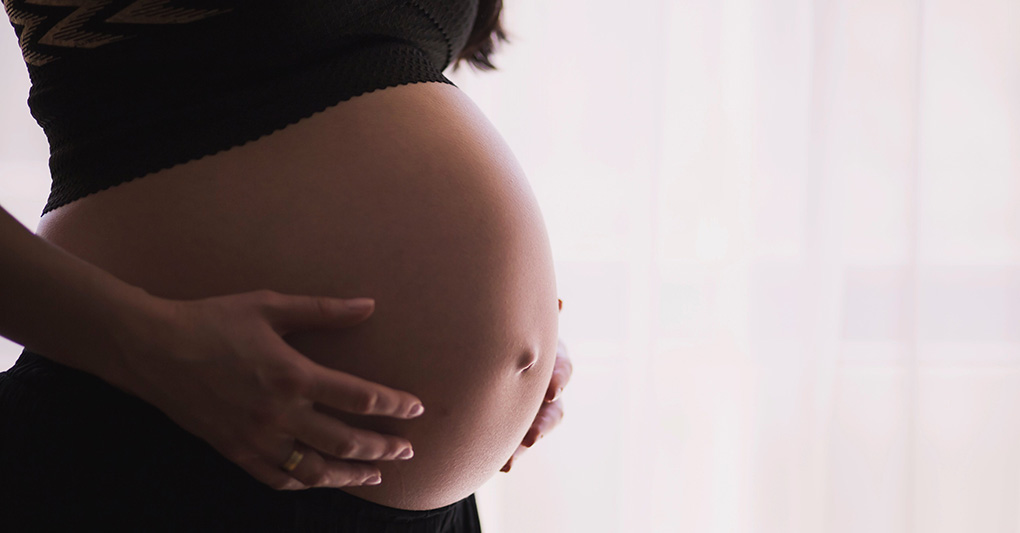 Gravidanza e salute orale: la vitamina D della mamma protegge i denti del bambino