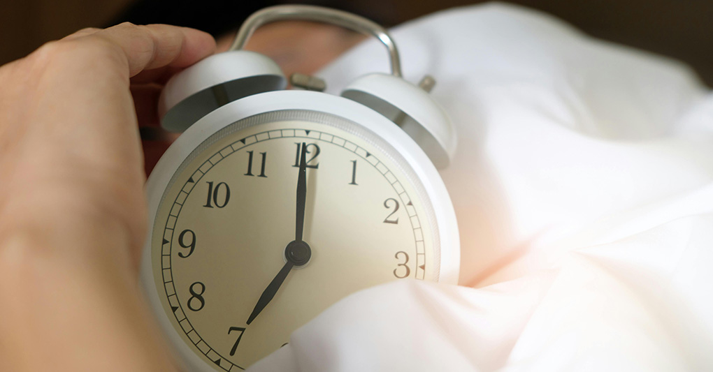 Svegliarsi sempre alla stessa ora: cosa significa davvero?