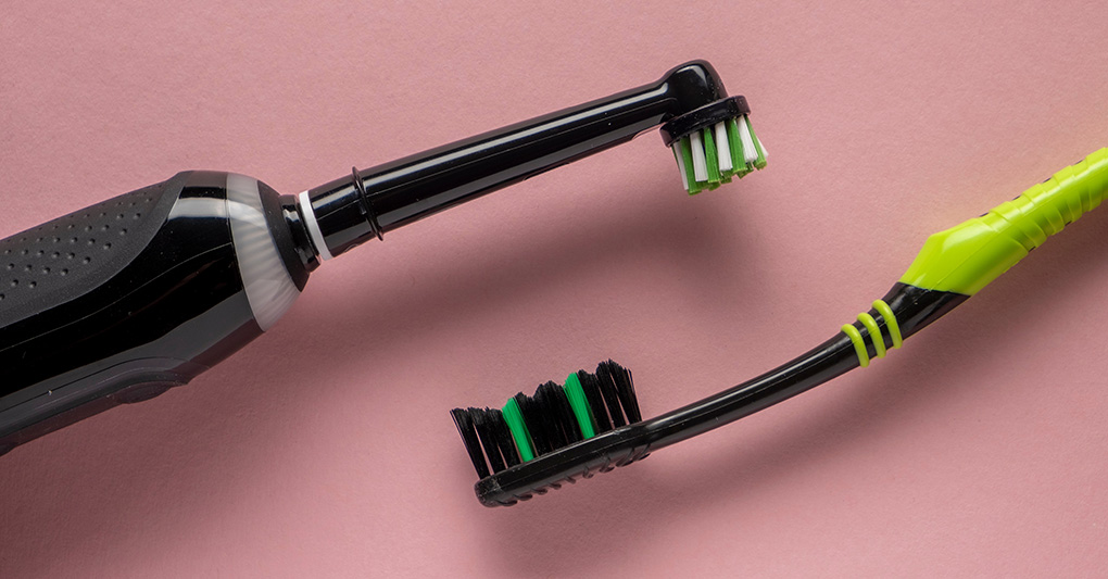 Manuale o elettrico? Lo spazzolino giusto per iniziare bene la giornata