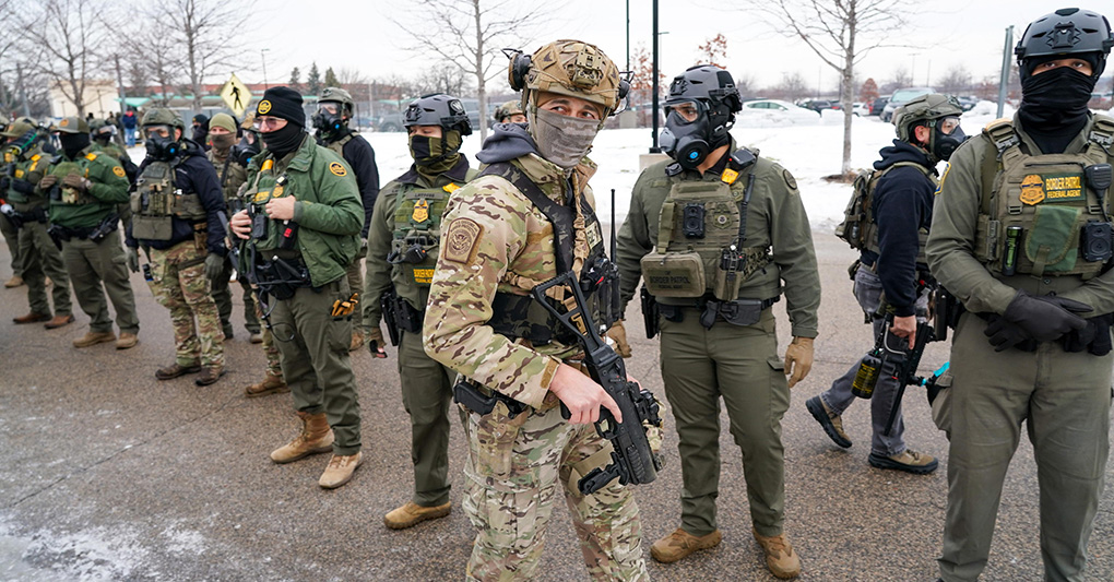 Minneapolis, l'anti immigrazione uccide una donna