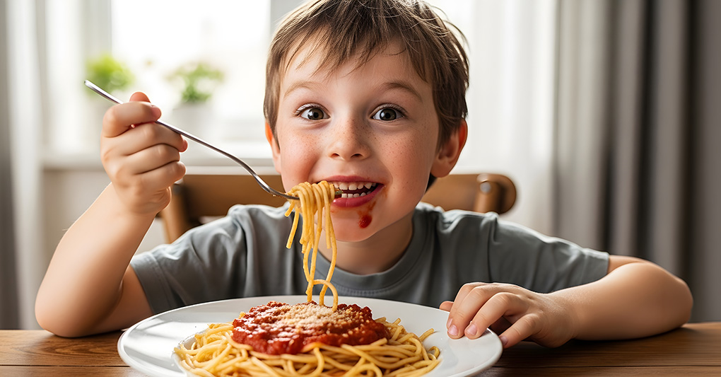 Mangiare da soli, crescere parlando: l'autonomia che fa bene al linguaggio