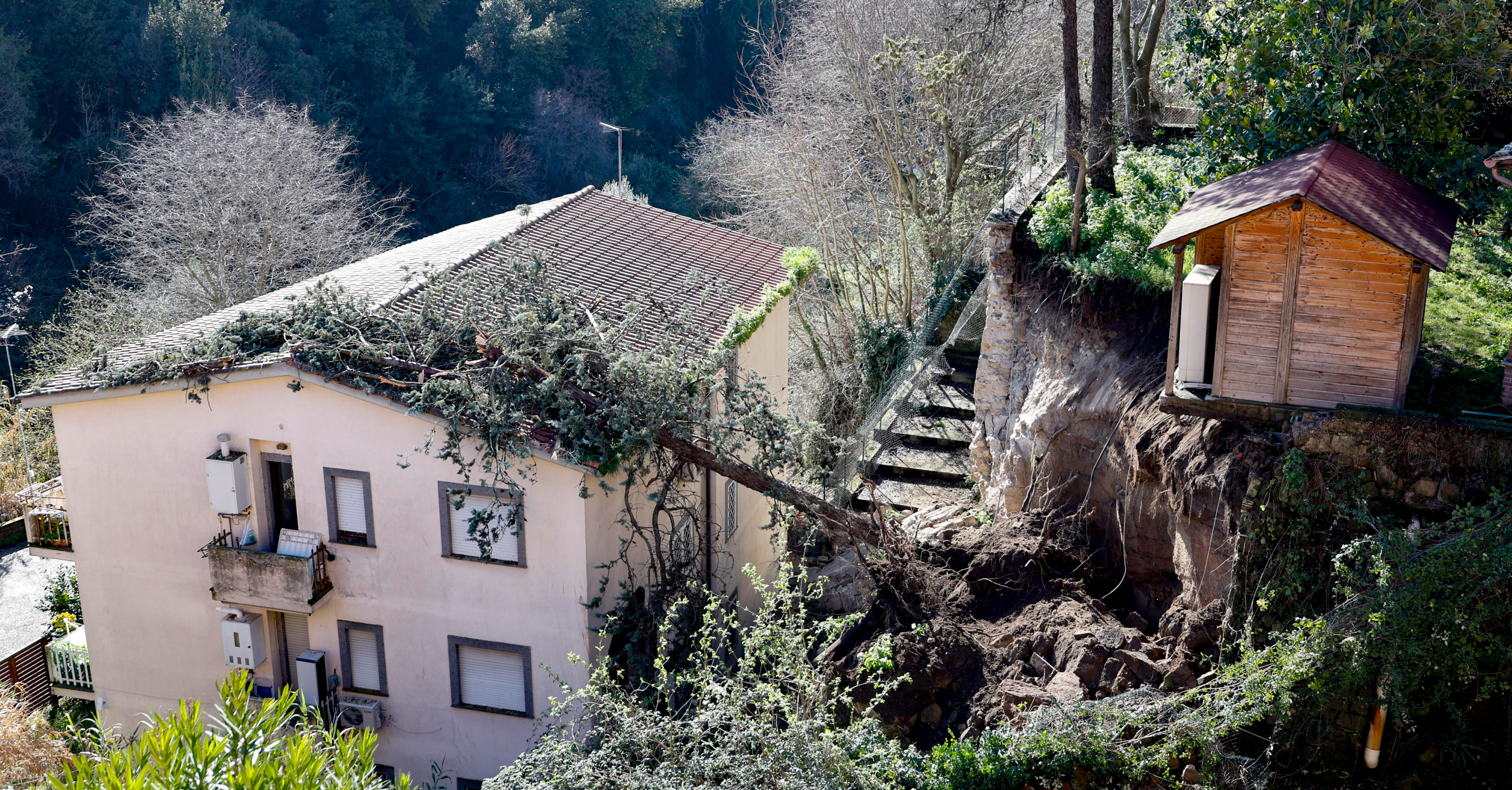 Allerta meteo: frana a Formello, case isolate a Cosenza
