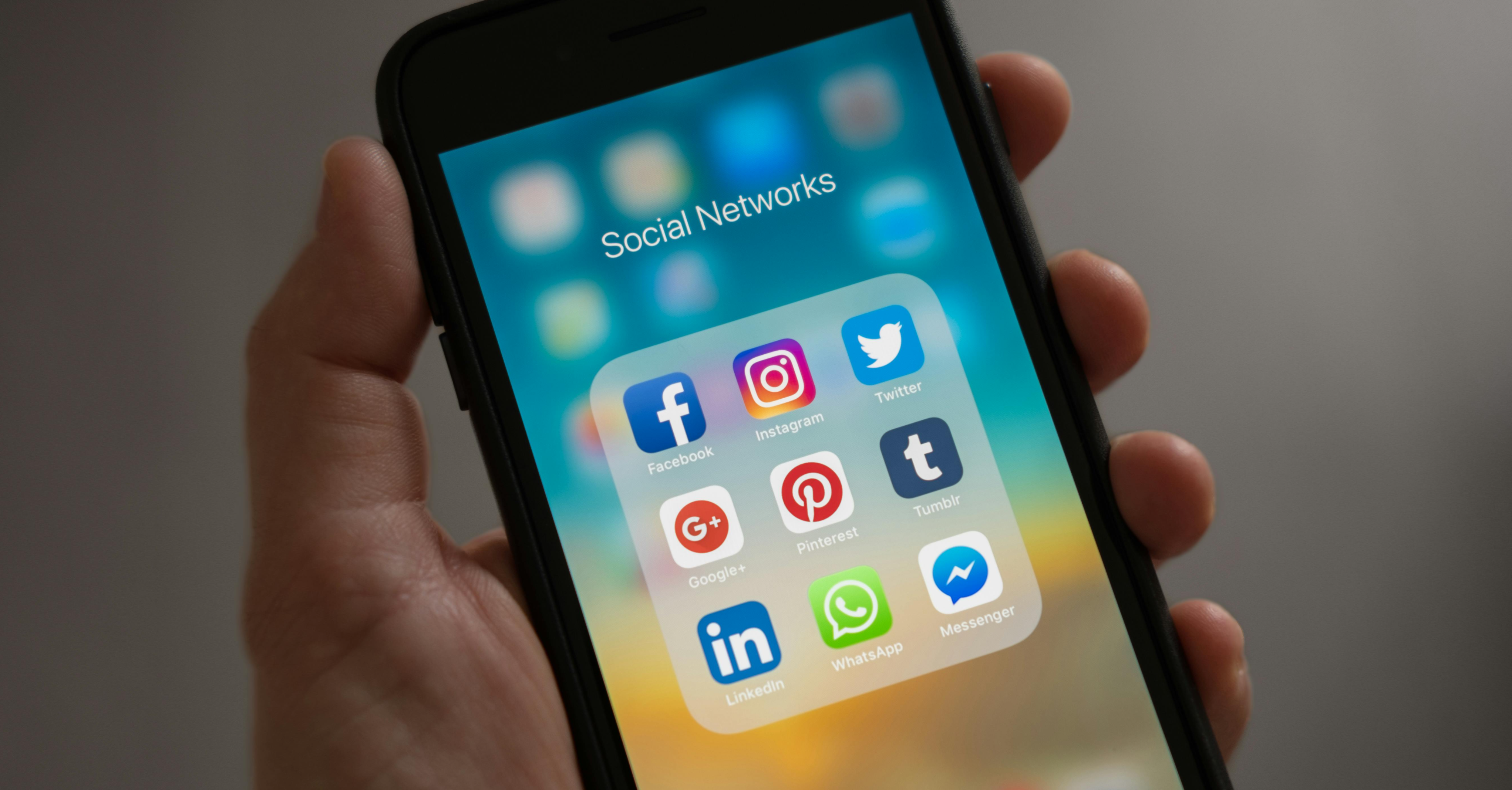 Defunti, mai sui social