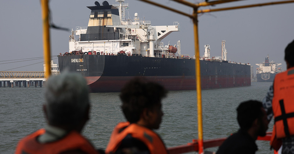 Nello stretto di Hormuz circa 20mila addetti bloccati su navi e  petroliere