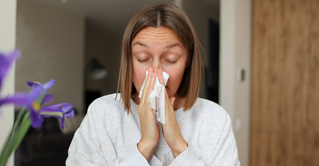 Naso che cola in primavera: raffreddore o allergia?