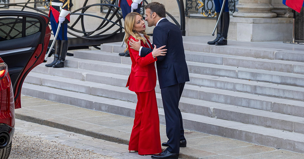 L'abbraccio tra Meloni e Macron e l'efficacia dei volenterosi