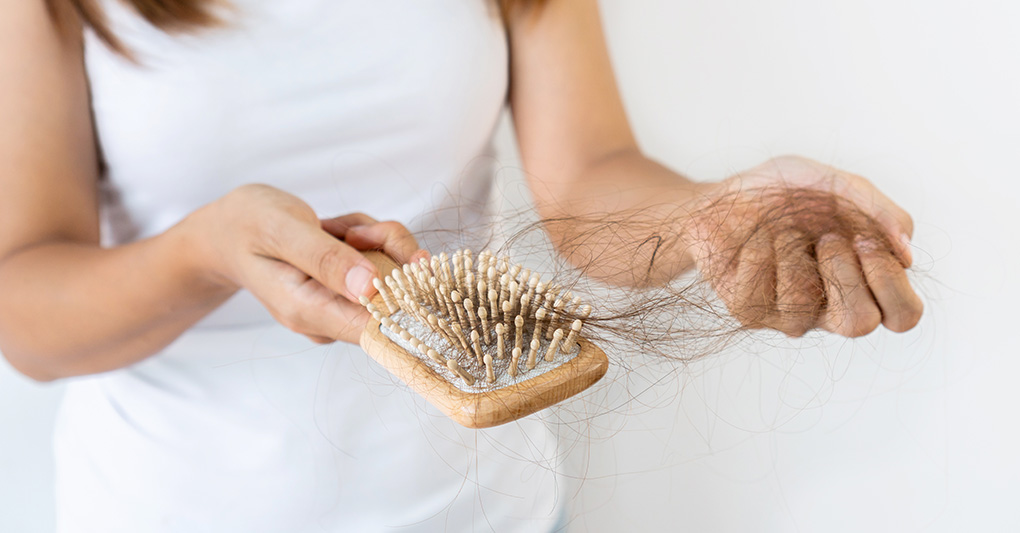 Caduta dei capelli: quando è normale e quando preoccuparsi