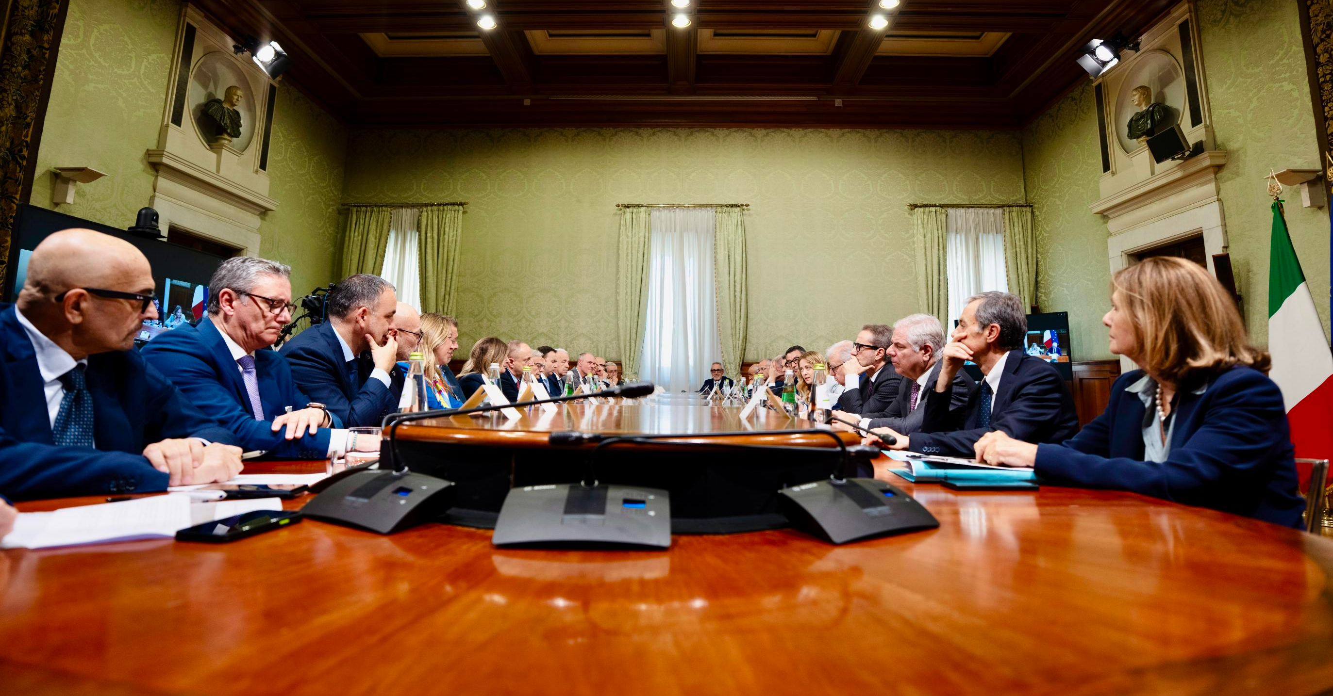 Il Governo evita il fermo dell'autotrasporto con una tregua da 300 milioni, ma i nodi strutturali del settore restano aperti episode artwork